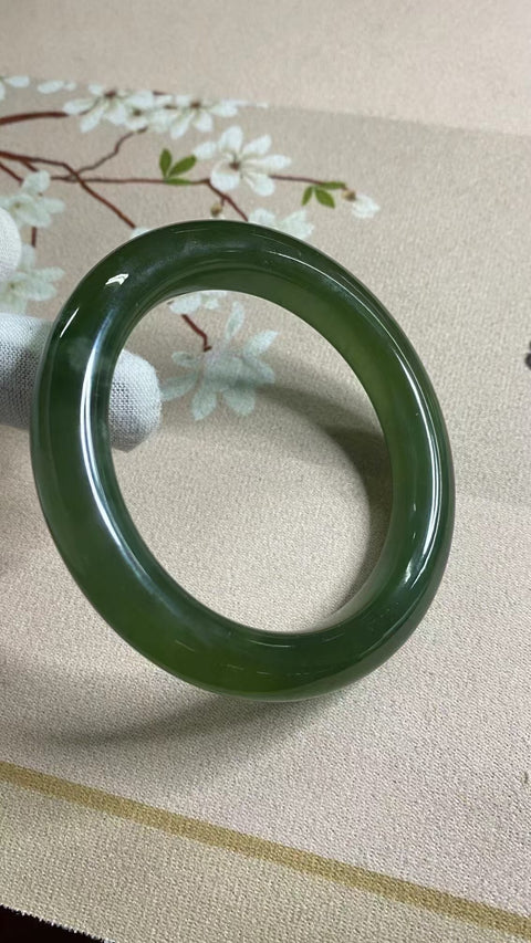 Gelang Gelang Cui Jade Tsingti Milkcap Ukuran 61-63mm Ukuran 62.2mm & nbsp; Lebar Sisi 12mm Batu giok muncul secara alami dan polanya acak Sudah termasuk pajak pengiriman.