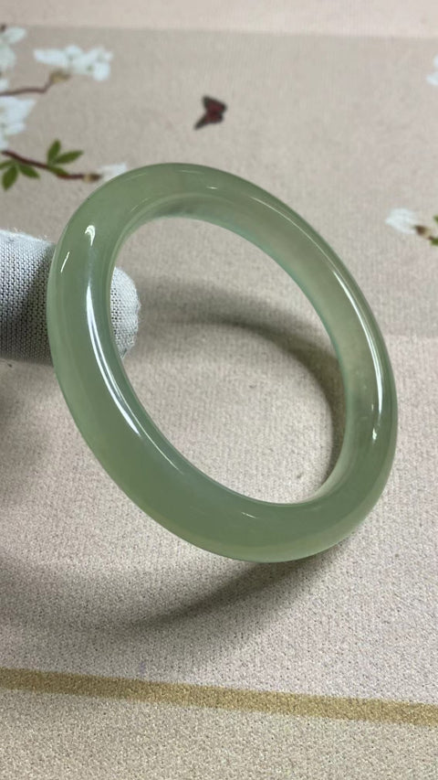 Gelang Hijau Es Giok Cui Giok Alami Ukuran 52-54mm Ukuran 53.5mm Lebar Sisi 9.3mm Giok terjadi secara alami Pola acak Pengiriman dan pajak sudah termasuk.
