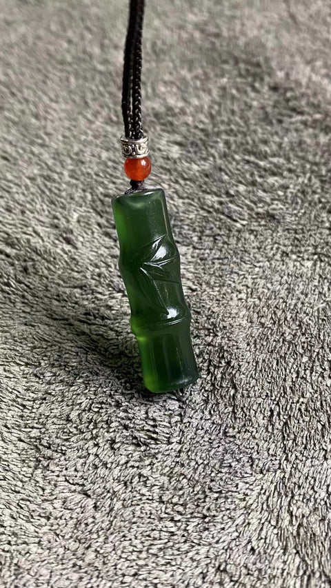 Liontin Bambu Giok Cui Alami, bersih, halus dan hangat, ukuran 35 * 11mm, sudah termasuk ongkos kirim dan pajak.