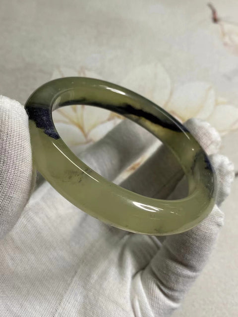 Gelang Tinta Giok Cui Giok bersih dan halus Ukuran 58-60mm Ukuran 59.6mm Lebar Samping 12.4mm Giok terbentuk secara alami Pola acak sudah termasuk pajak pengiriman.