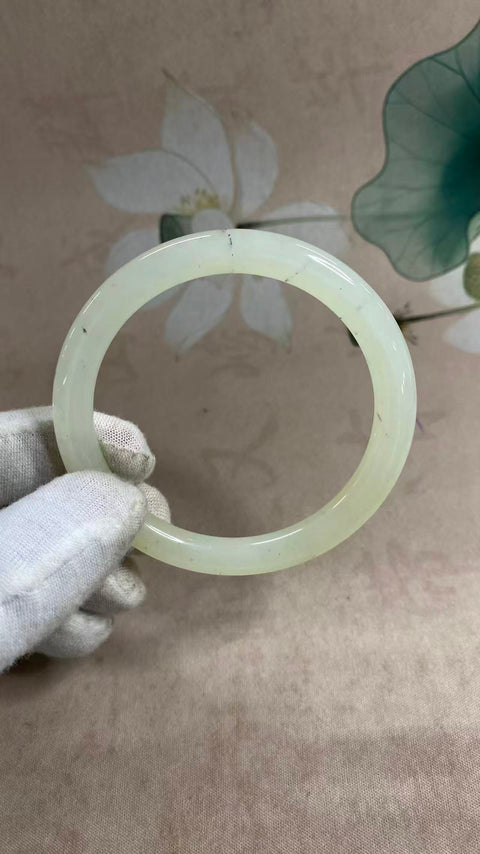 Gelang kecantikan giok Xiuyan yang indah, diameter dalam: 59mn, batu alam dihasilkan secara alami, polanya acak, termasuk pajak pengiriman
