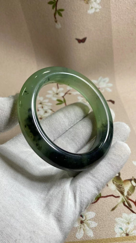 Gelang Tinta Giok Cui Alami Ukuran 57-59mm Ukuran 58.7mm Lebar Sisi 13.7mm Giok terjadi secara alami Pola acak Pengiriman dan pajak sudah termasuk.