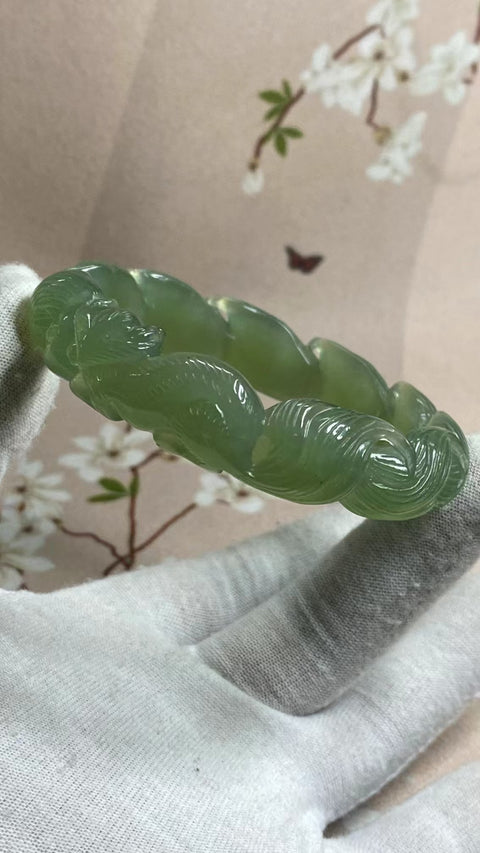 Gelang Bunga Berukir Ciu Giok Alami Ukuran 60-62mm Ukuran 61.9mm Lebar Sisi 15.5mm Giok adalah semua yang terjadi secara alami Pola acak Termasuk pajak pengiriman.