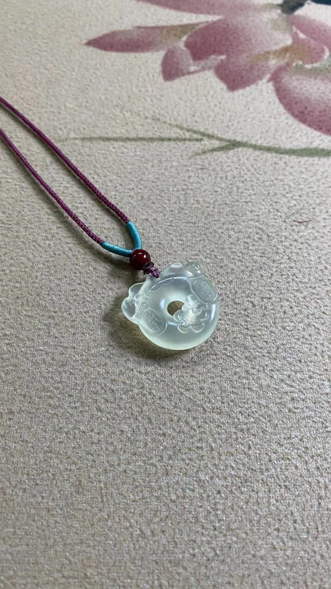 Liontin Kucing Keberuntungan Giok Cui Jade Alami Gioknya bersih, halus dan hangat, dan gayanya indah. 25 * 24mm, termasuk ongkos kirim dan pajak.