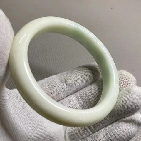 Gelang Batu Giok Ciu Alami Gelang Biru Porselen Putih Batu Giok bersih, halus dan hangat Biru Putih Ukuran 63-65mm Ukuran 64.3mm Lebar 13.7mm Batu Giok terjadi secara alami Pola acak Pajak Pengiriman sudah termasuk.