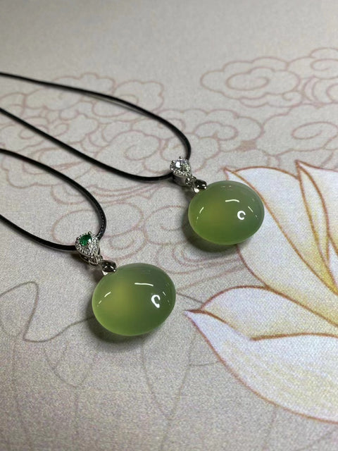 Kalung Giok Halus & nbsp; Ukuran 20 * 9.8mm yang terbuat dari 925 perak Giok bersih dan halus Termasuk ongkos kirim dan pajak.