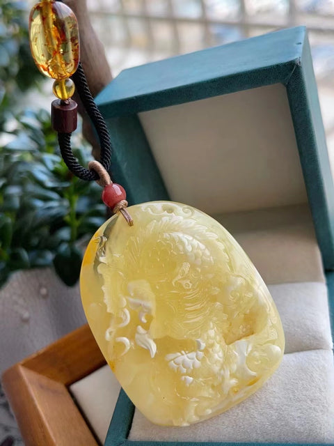 Liontin naga tambang asli dari lilin lebah alami dalam kondisi sangat baik Ukuran 53.5 * 42 * 13mm Berat 17.21g Sertifikat Diukir dengan tangan Sudah termasuk pajak pengiriman