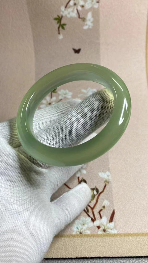 Gelang Hijau Es Giok Cui Giok Alami Ukuran 52-54mm Ukuran 53.4mm Lebar Sisi 11.8mm Giok terjadi secara alami Pola acak Pengiriman dan pajak sudah termasuk.