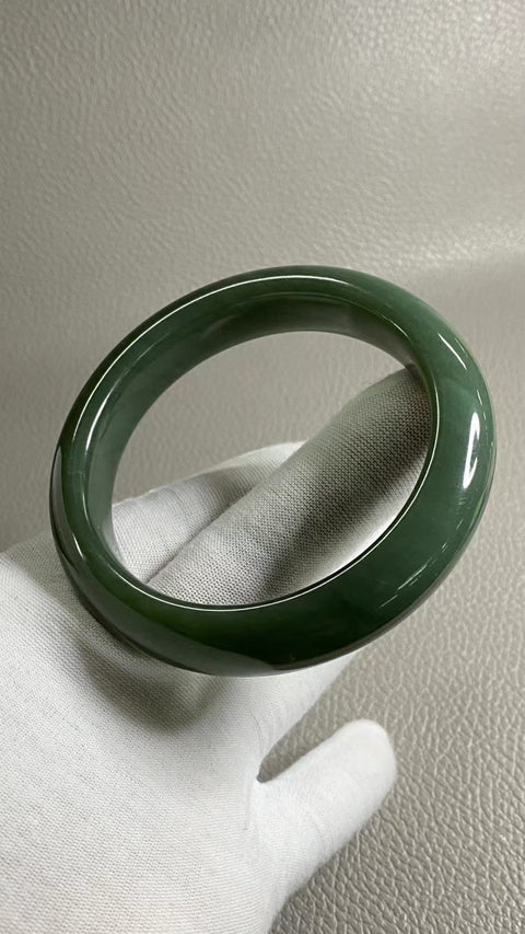 Gelang Giok Cui Alami Ukuran 59-61mm Ukuran 60.6mm Lebar Sisi 13mm Giok ini terbentuk secara alami dan polanya acak Sudah termasuk ongkos kirim dan pajak.