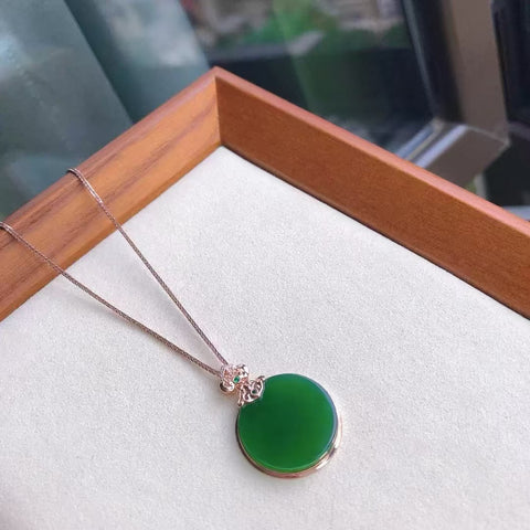 Kalung Plakat Bulat Perdamaian Jasper Alami 18k Rose Gold Setting Giok bersih, halus dan hangat Ukuran 20mm Tebal 4,5mm Sudah termasuk ongkos kirim dan pajak.