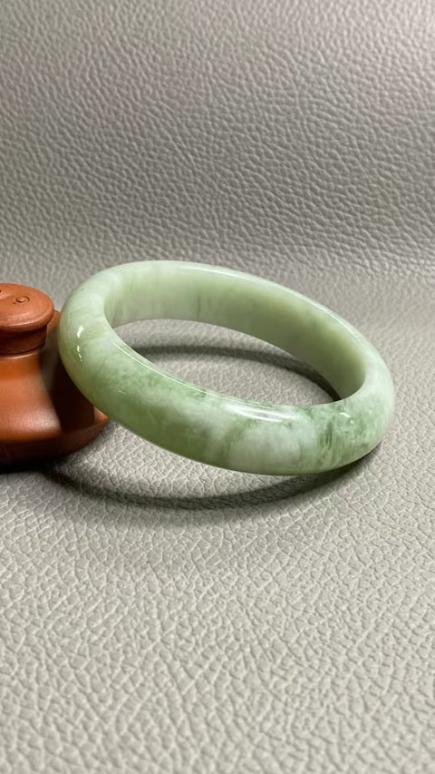 Gelang Cui Giok Minyak Cui Tua Ukuran 57-59mm Ukuran 58.6mm Lebar Sisi 14.9mm Giok terjadi secara alami Pola acak Pengiriman dan pajak sudah termasuk.
