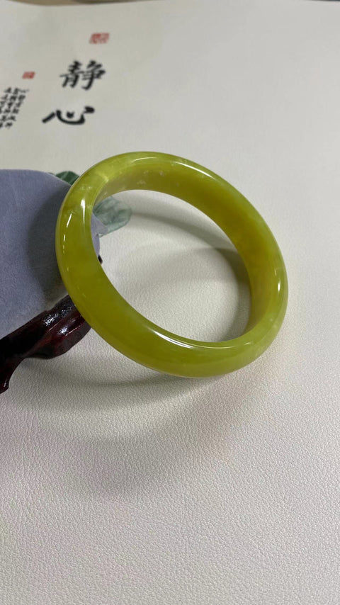 Gelang Bunga Giok Kuning Emas Murni, kaliber 60mm, lebar 14.3mm, batu giok ini terbentuk secara alami dan polanya acak, sudah termasuk pajak pengiriman.