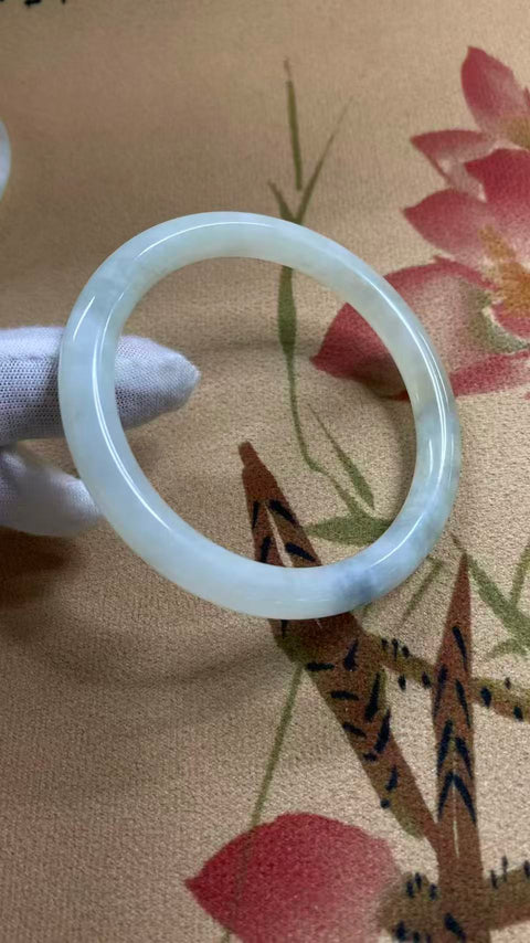 Giok Xiuyan yang indah - cahaya bulan putih, strip kecantikan, diameter dalam: 57,1, batu alam dihasilkan secara alami, polanya acak, termasuk pajak pengiriman