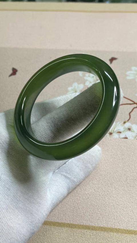 Gelang Hijau Penuh Giok Cui Alami Ukuran 53-55mm Ukuran 54.5mm Lebar Sisi 12.4mm Giok terjadi secara alami Pola acak Pengiriman dan pajak sudah termasuk.