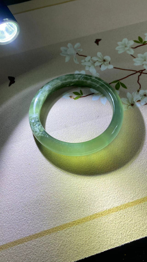 Gelang Gelang Giok Cui Giok Hijau Titi Ukuran 63-65mm Ukuran 64.8mm Lebar Samping 12.8mm Giok ini terbentuk secara alami dan polanya acak Sudah termasuk ongkos kirim dan pajak.