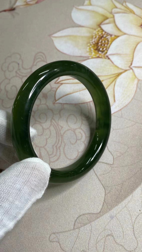 Gelang Giok Ciu Alami Ukuran 58-60mm Ukuran 59.8mm Lebar Sisi 12mm Giok secara alamiah Pola acak Pengiriman dan pajak sudah termasuk.