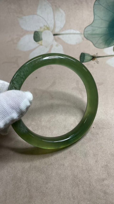Gelang giok Xiuyan yang indah, hijau penuh dengan zamrud mengambang, diameter dalam: 64,4 mm, lebar samping: 11,3 mm. Semua batu terbentuk secara alami. Biaya pengiriman dan pajak sudah termasuk.