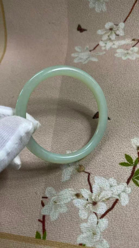 Gelang kecantikan giok Xiuyan yang indah, diameter dalam: 54, batu alam dihasilkan secara alami, polanya acak, termasuk pajak pengiriman