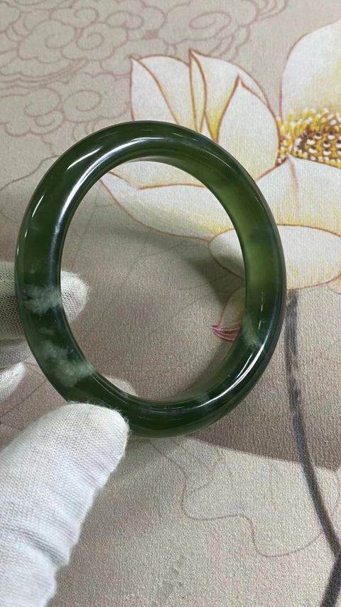 Gelang Hijau Penuh Giok Cui Fine Jade Ukuran 60-62mm Ukuran 61.7mm Lebar Sisi 11.8mm Giok terjadi secara alami Pola acak Termasuk pajak pengiriman.