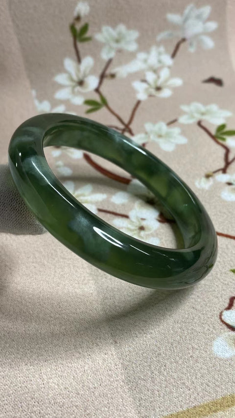 Gelang Bahan Giok Cui Alami 180 Ukuran Gelang 56-58mm Ukuran 57.6mm Lebar Sisi 12mm Giok terbentuk secara alami Pola acak Termasuk ongkos kirim dan pajak.