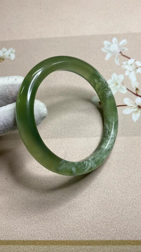 Gelang Giok Cui Giok Hijau Penuh Giok dalam Giok Ukuran 63-65mm Ukuran 64mm Lebar Sisi 11.7mm Giok terjadi secara alami Pola acak Termasuk ongkos kirim dan pajak.