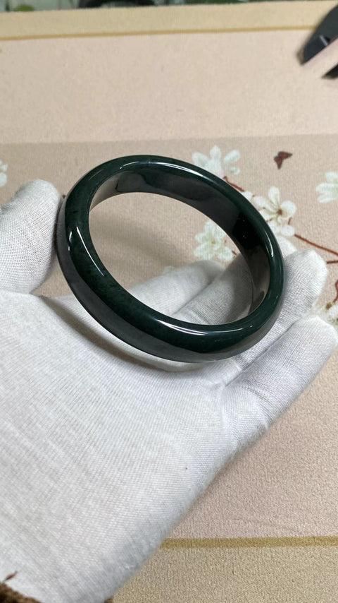 Gelang giok Hetian yang indah kaliber 63.8mm lebar 15mm Giok adalah pola yang muncul secara alami secara acak Termasuk ongkos kirim dan pajak