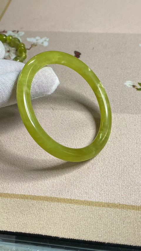 Gelang Strip Kecantikan Kuning Mentega Ayam Giok Cui Giok Halus Ukuran 57-59mm Ukuran 58.1mm Giok terjadi secara alami Pola acak Termasuk ongkos kirim dan pajak