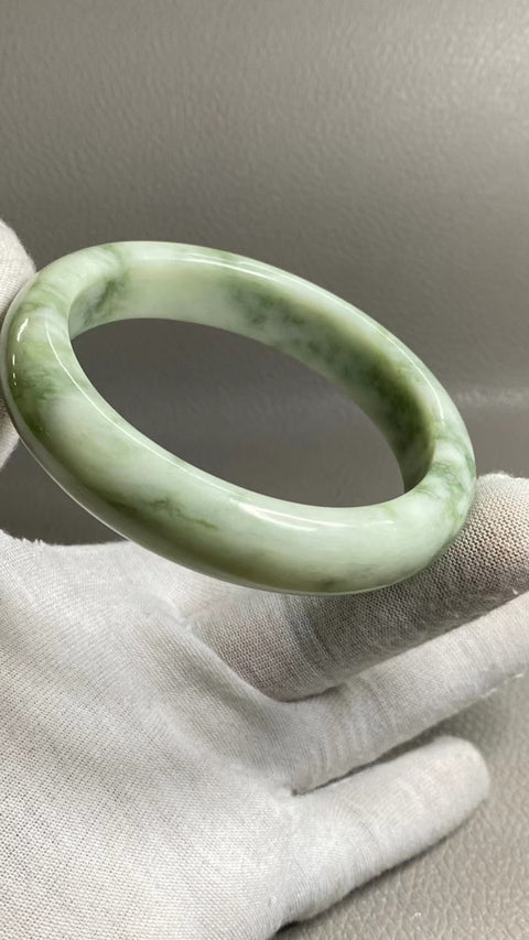 Gelang Cui Giok Minyak Cui Tua Ukuran 61-63mm Ukuran 62.2mm Lebar Sisi 13.9mm Giok terjadi secara alami Pola acak Termasuk pajak pengiriman.