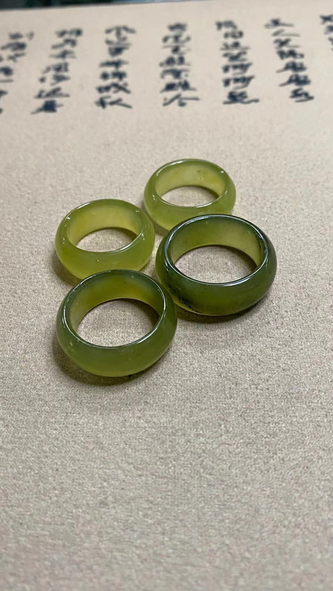 Ukuran Cincin Giok Alami Seperti yang Ditunjukkan Giok bersih, halus dan hangat Termasuk ongkos kirim dan pajak.