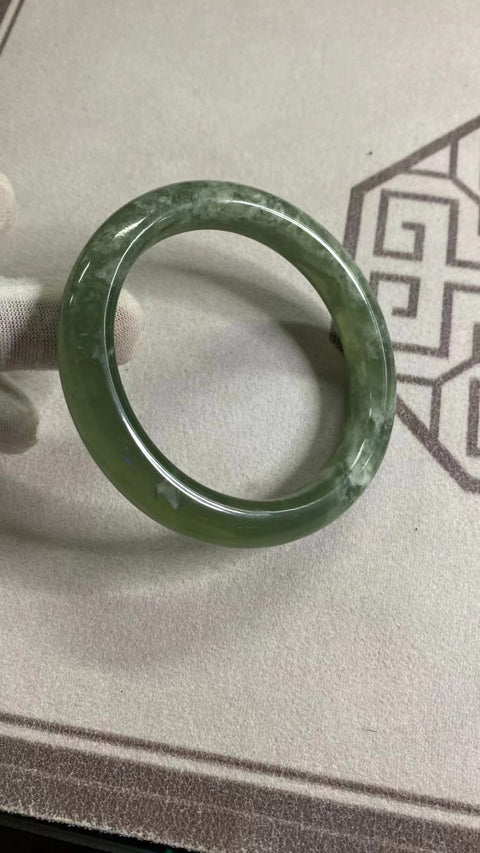 Gelang Hijau Zamrud Cui Giok Alami Ukuran 62-64mm Ukuran 63.8mm Lebar Sisi 12.8mm Giok terjadi secara alami Pola acak termasuk pajak pengiriman.