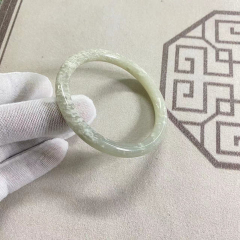 Penawaran Khusus Gelang Strip Kecantikan Giok Cui Giok Alami Ukuran 59mm Giok bersih dan halus; Giok terjadi secara alami Pola acak termasuk pajak pengiriman