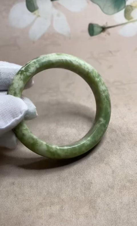 Gelang giok Xiuyan yang indah dengan warna hijau tua berminyak, diameter dalam: 52,8 mm, lebar samping: 12,9 mm. Semua batu terbentuk secara alami. Biaya pengiriman dan pajak sudah termasuk.