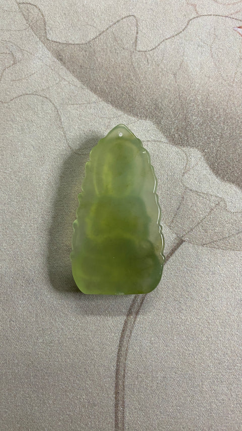 Liontin Giok Halus - Warna Hijau Musim SemiUkuran: 57✖️32mm Giok bersih, halus dan hangatTermasuk ongkos kirim dan pajak.