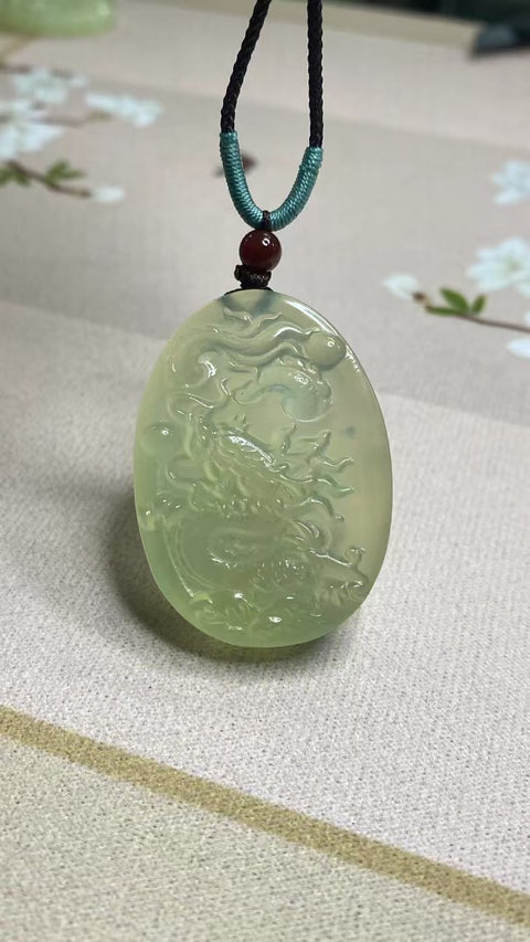 Liontin Giok Es Hijau Ukuran 42 * 30mm Giok bersih, halus, hangat dan bergaya.