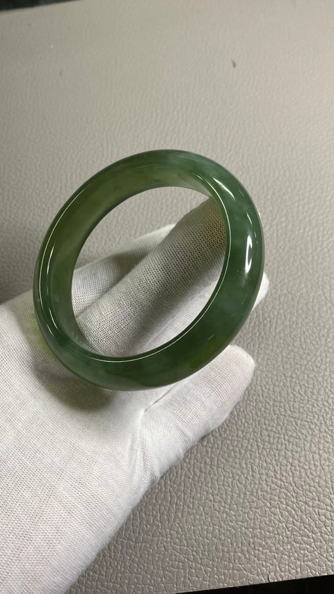 Gelang Hijau Penuh Giok Cui Fine Jade Ukuran 59.8mm, lebar 14.5mm Giok terjadi secara alami Pola acak Termasuk pajak pengiriman.