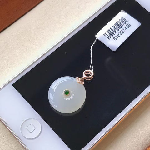 Kalung Giok Giok Hotan Alami Pengaturan Emas 18k Hangat dan elegan di tubuh Ukuran 20mm Tebal 5mm Sudah termasuk ongkos kirim dan pajak.