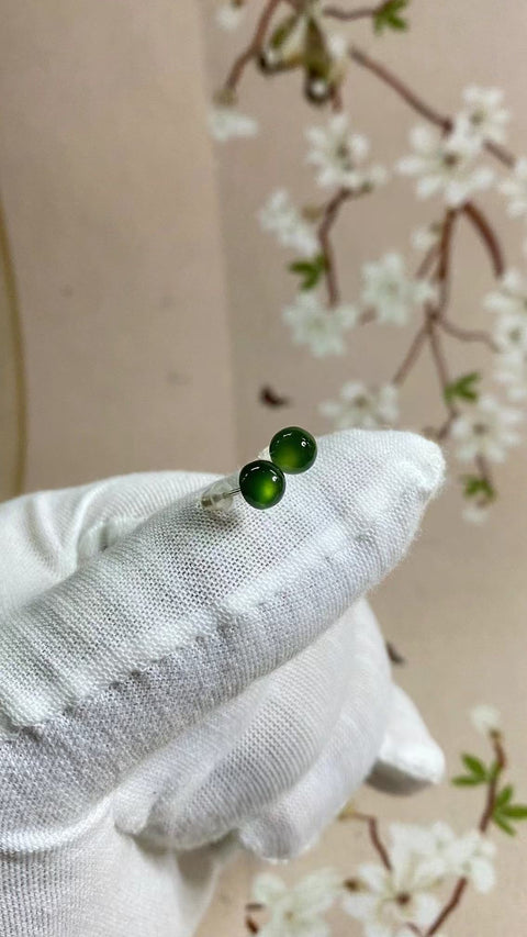 Anting Giok Giok 180 dari Perak 925 Ukuran 6mm Giok halus dan hangat dengan warna-warna yang indah Pengiriman dan pajak sudah termasuk.