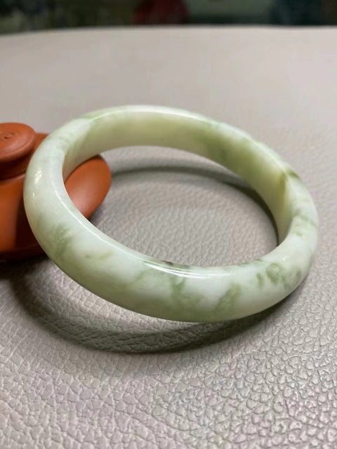 Gelang Cui Giok Minyak Tua Cui Giok bersih, halus dan hangat Ukuran 60-62mm Ukuran 61.8mm Lebar sisi 13.5mm Giok semuanya terjadi secara alami Pola acak Termasuk ongkos kirim dan pajak