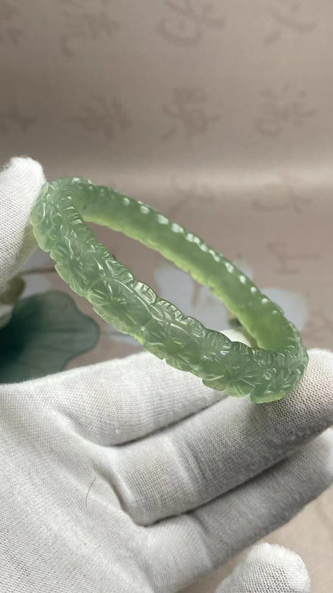 Gelang Bunga Ukiran Batu Giok Cui Giok Es Hijau Ukuran 59-61mm Ukuran 60.6mm Lebar Sisi 11mm Batu giok terjadi secara alami Pola acak Termasuk Pajak Pengiriman