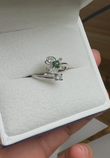 Cincin batu giok Guatemala alami yang terbuat dari perak 925. Batu gioknya bersih, halus, dan hangat.