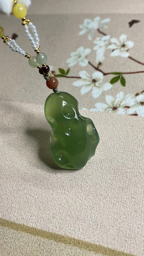 Liontin Batu Giok Cui Giok Taihu Alami Ukuran 43 * 26mm Giok halus dan hangat, gaya yang indah, simbolisme yang baik Pajak pengiriman sudah termasuk.