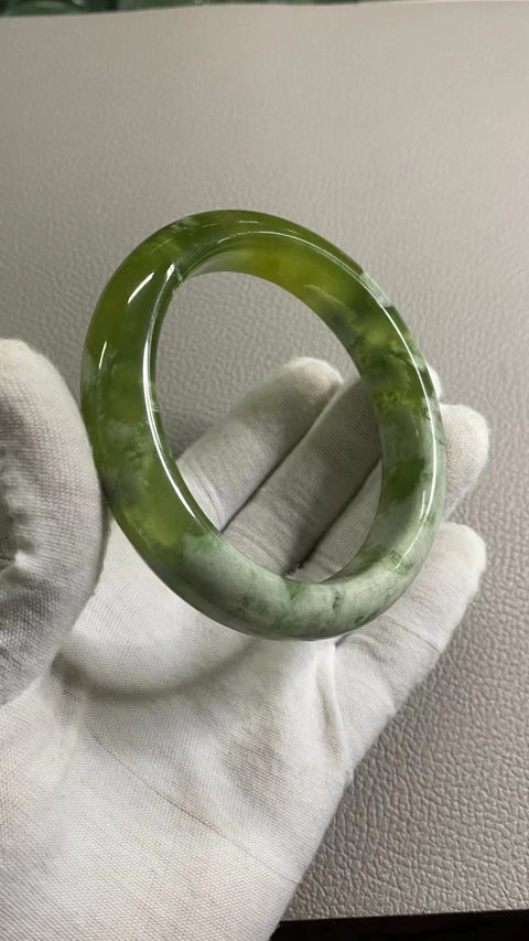 Gelang Gelang Giok Cui Giok Hijau Titi Milkcap, Ukuran 64-66mm Ukuran 62.5mm Lebar Samping 15.4mm Giok ini terbentuk secara alami dan polanya acak Sudah termasuk ongkos kirim dan pajak.