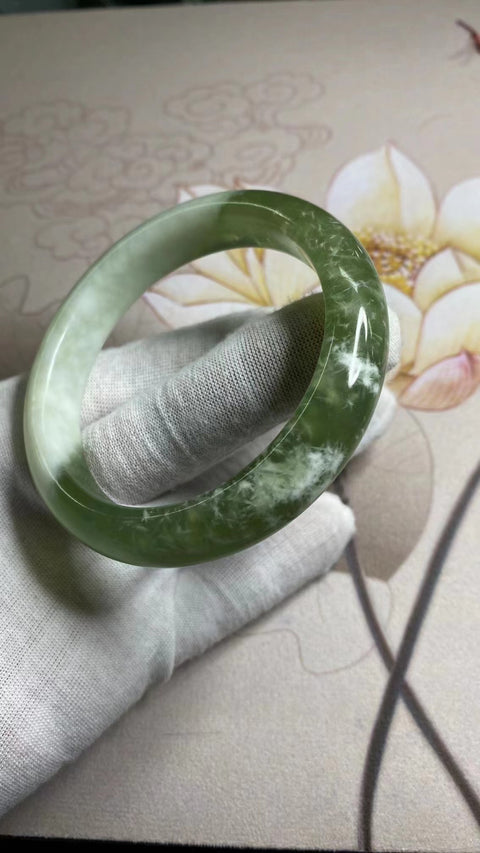 Gelang Milkcap Cui Jade Qingti Giok Alami &nbsp; Ukuran 60-62mm &nbsp; Ukuran 61.1mm Lebar Samping 13.4mm Giok semuanya terjadi secara alami Pola acak Termasuk Pajak Pengiriman