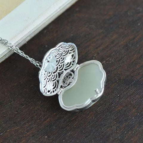26580 Kalung Kantong Dupa Giok Hetian Giok Alami yang terbuat dari perak 925; Gioknya bersih dan halus, gayanya indah dan apik.