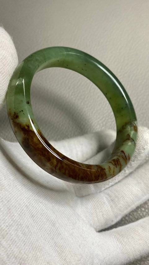 Gelang Giok Giok Bunga Cui Giok Ukuran 57-59mm Ukuran 58.1mm Lebar Sisi 12.9mm Giok ini terbentuk secara alami dan polanya acak Sudah termasuk ongkos kirim dan pajak.