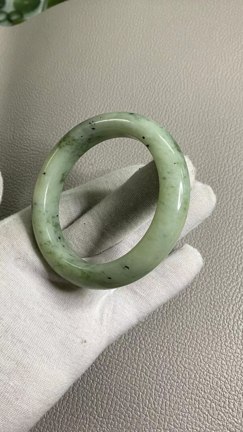 Giok Cui Halus, Gelang Cui Minyak Tua Ukuran 58-60mm Ukuran 59.1mm Lebar Sisi 13mm Giok ini terbentuk secara alami dan polanya acak Sudah termasuk pajak pengiriman.