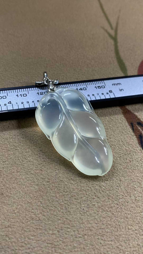 Liontin giok Xiuyan yang indah – Cabang emas dan daun giok, sedingin es dan tembus pandang, berpendar. Dimensi: 46 x 27 mm. Termasuk ongkos kirim dan pajak.