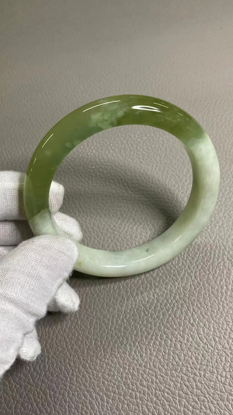 Gelang Cui Giok Warna Musim Semi Alami Warna Cui Gelang Cui Ukuran 61-63mm Ukuran 62.3mm Lebar Samping 12.6mm Giok semuanya terjadi secara alami Pola acak termasuk pajak pengiriman