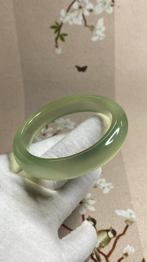 Gelang Hijau Es Giok Cui Fine Jade Ukuran 51-53mm Ukuran 52.6mm Lebar Sisi 12.4mm Giok ini terbentuk secara alami dan polanya acak Sudah termasuk pajak pengiriman.