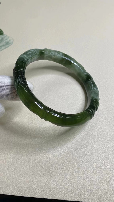 Gelang Bunga Ukiran Giok Cui Giok Alami Ukuran 57-59mm Ukuran 58.6mm Lebar Sisi 10mm Batu giok ini terbentuk secara alami dan polanya acak Sudah termasuk pajak pengiriman.